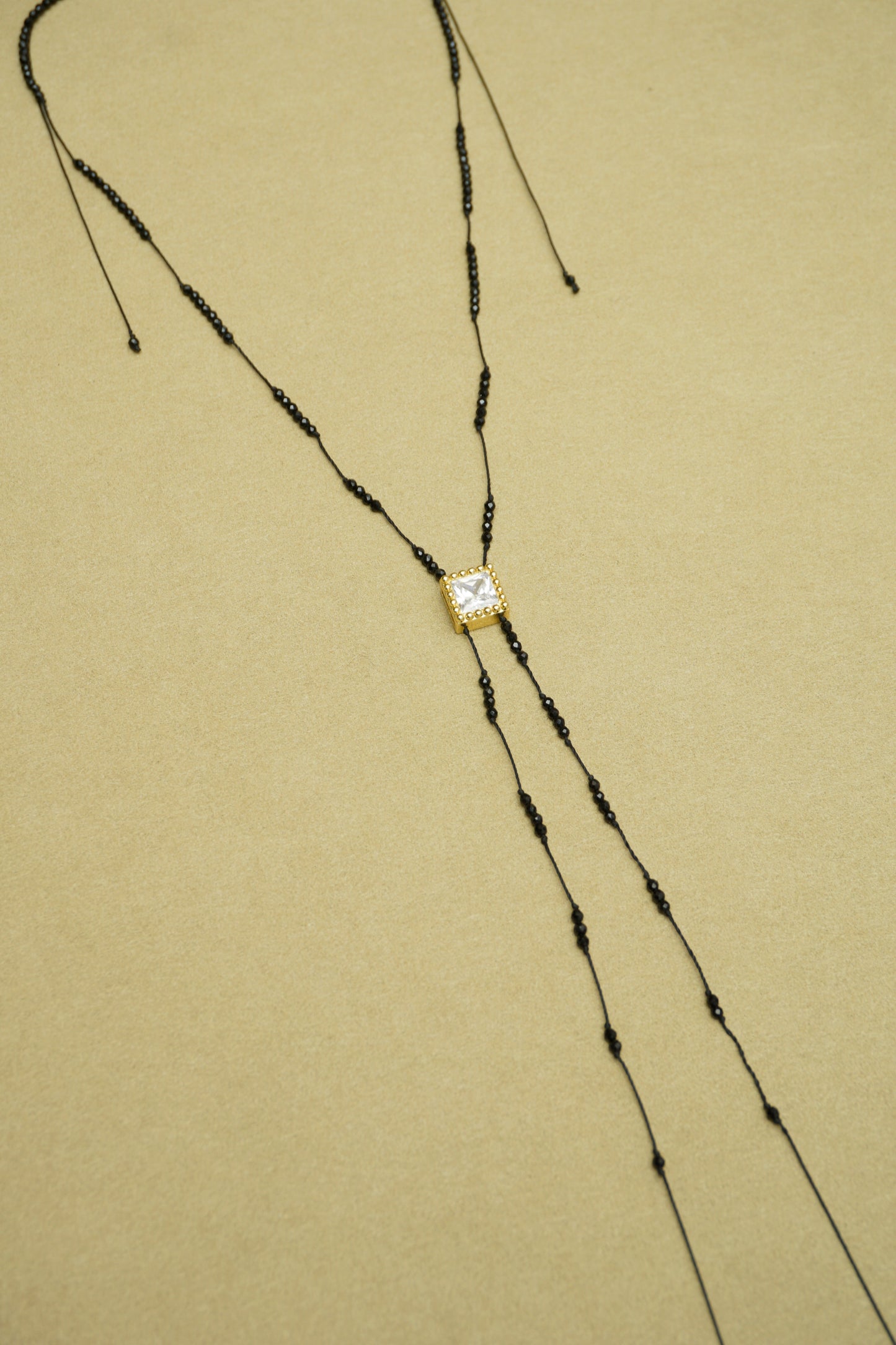 ZIRCON BUTTON BLACK CRYSTAL BRAIDED NECKLACE