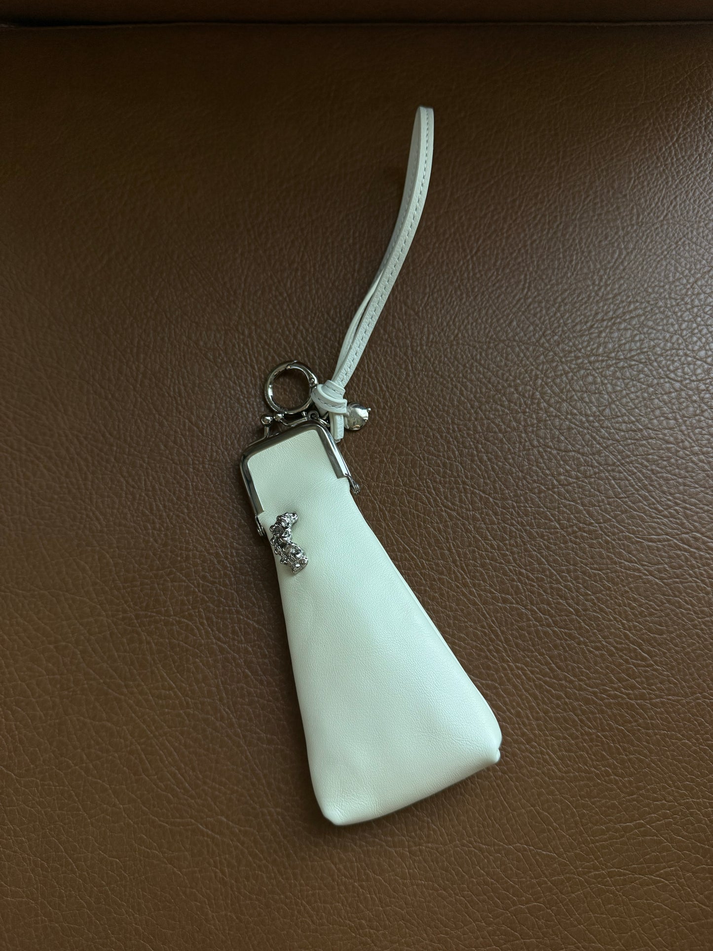 CORAL CLASP WHITE COWHIDE COIN PURSE / CHARM