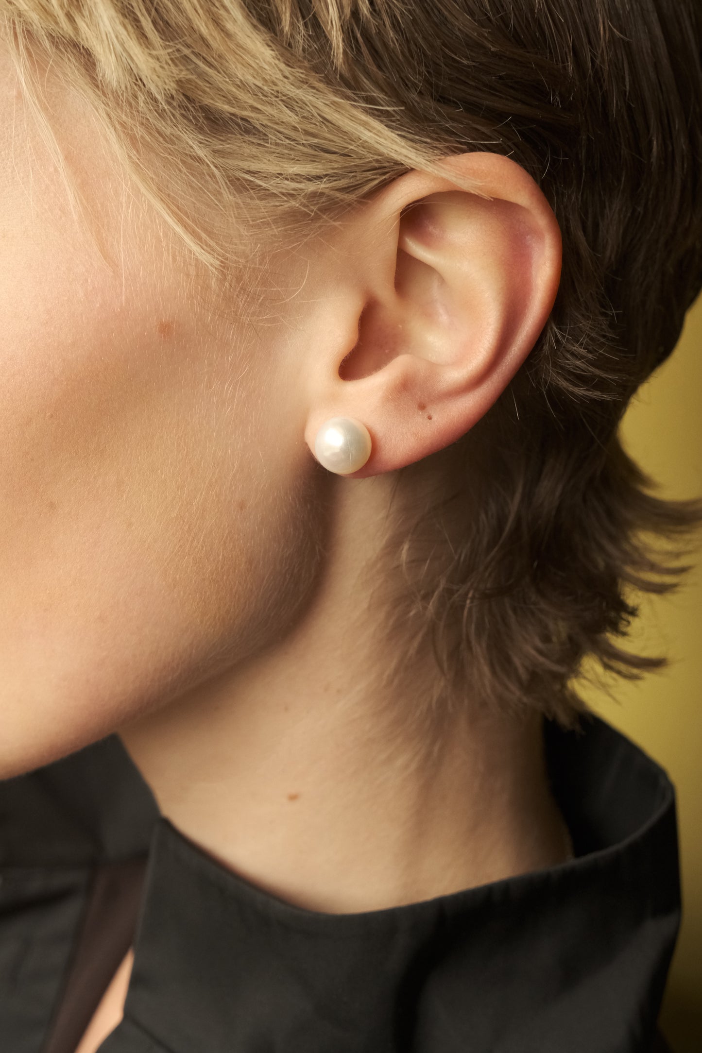 SIMPLISTIC FRESHWATER PEARL EARRINGS