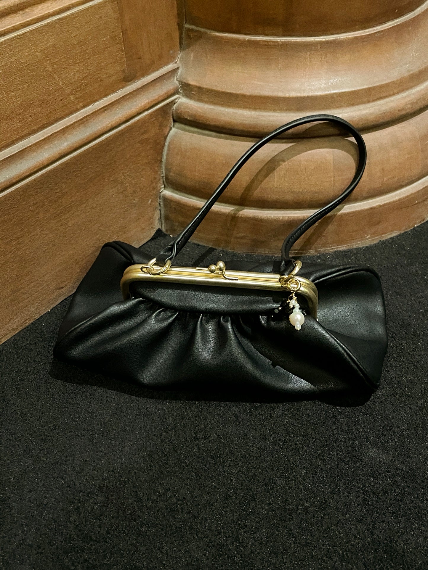 BLACK PLEATED BAGUETTE HANDBAG