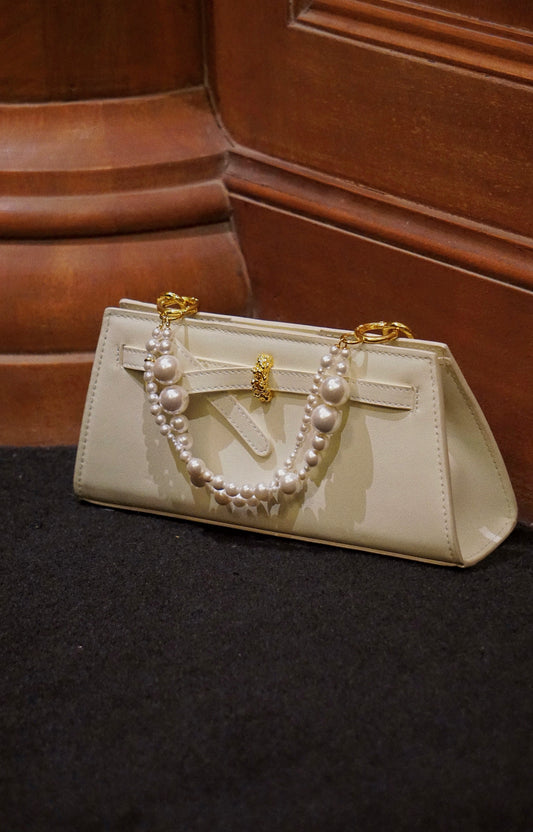 WHITE CLIP BAGUETTE BAG WITH PEARL CHAIN