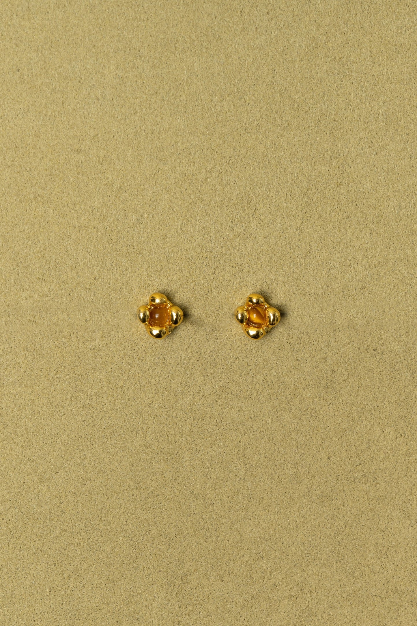 TRICOLOR FLORAL STUD EARRINGS