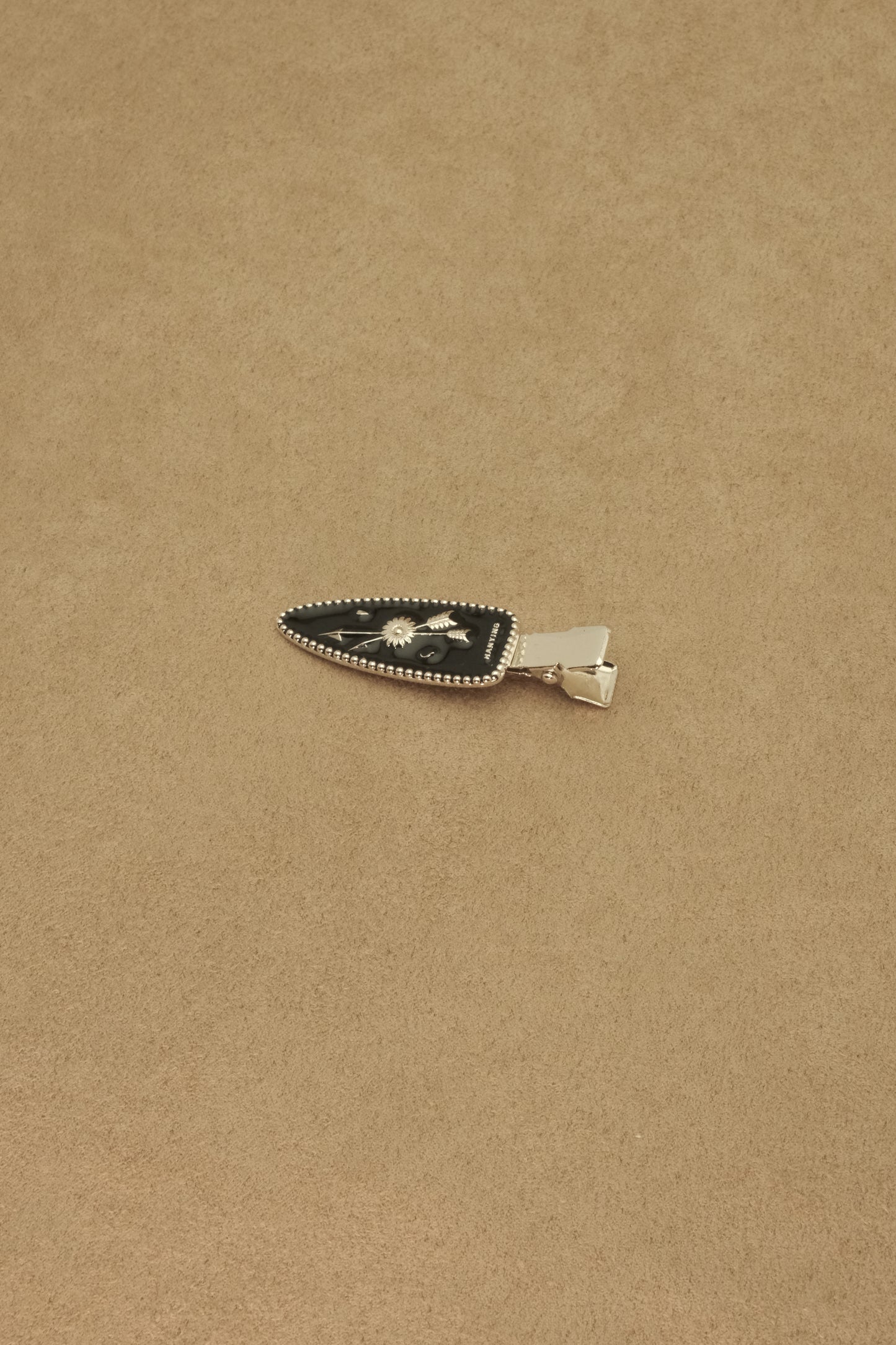 BLACK ENAMEL ARROW HAIR CLIP