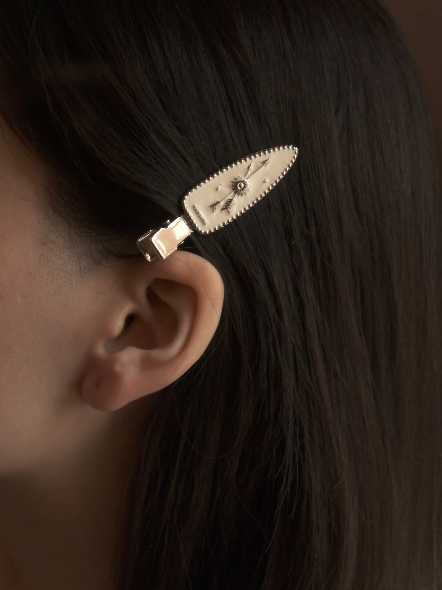 MILKY WHITE ENAMEL ARROW HAIR CLIP