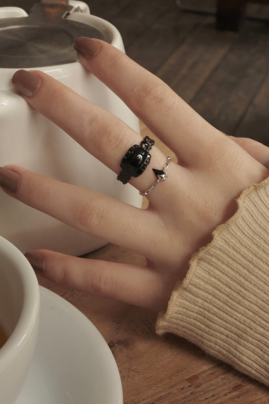 GEMSTONE FLOWER BLACK ENAMEL RING