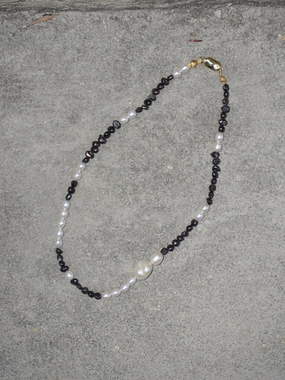 BLACK AND WHITE PEARL NECKLACE