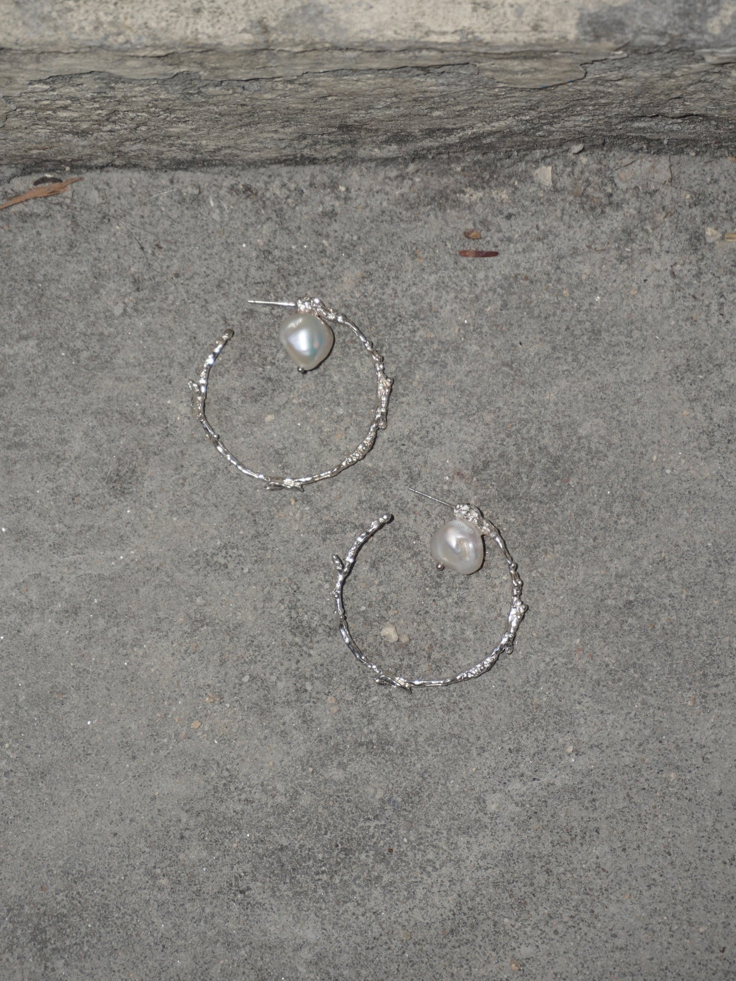 SHAPED PEARL HOOPS WITH SHELL FINISH (SILVER)