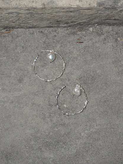 SHAPED PEARL HOOPS WITH SHELL FINISH (SILVER)