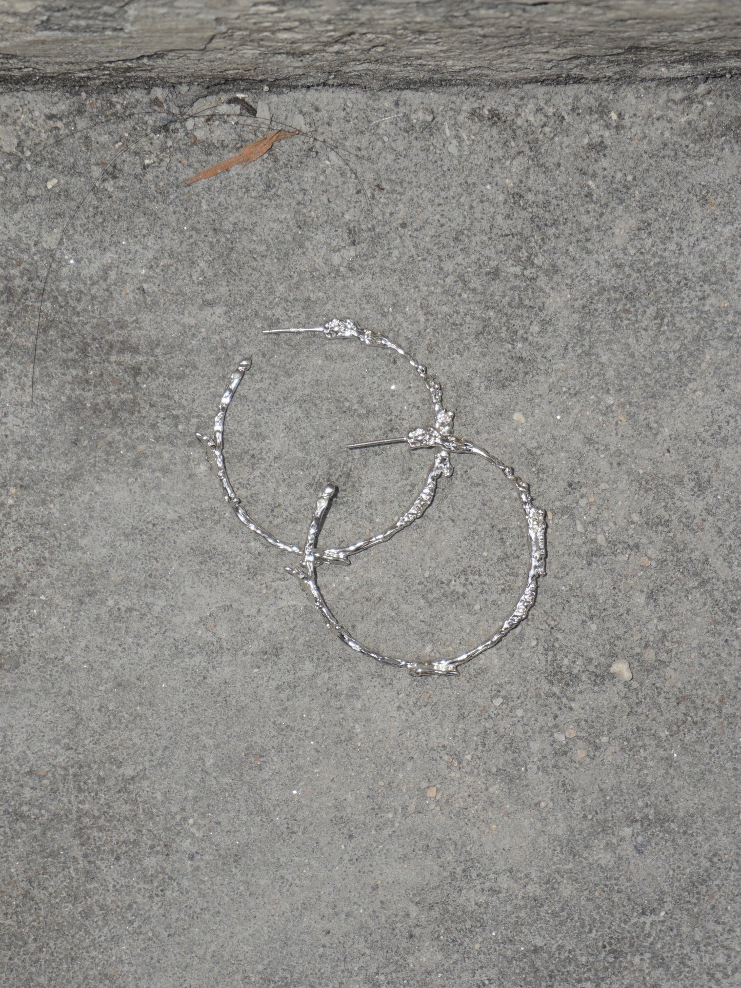 SILVER HOOPS WITH SHELL FINISH