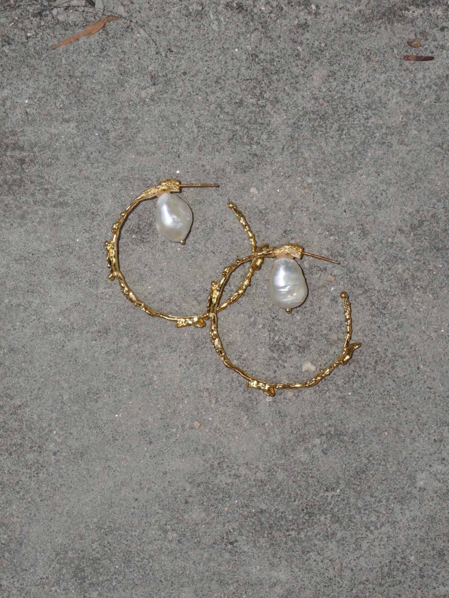 SHAPED PEARL HOOPS WITH SHELL FINISH