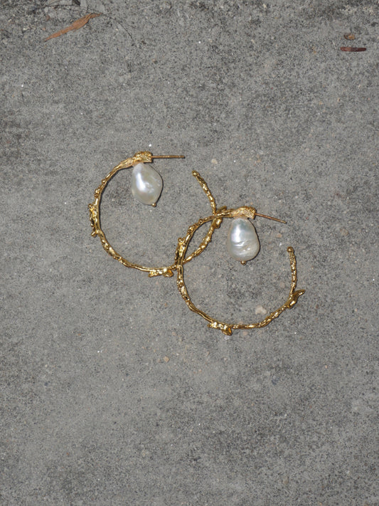 SHAPED PEARL HOOPS WITH SHELL FINISH