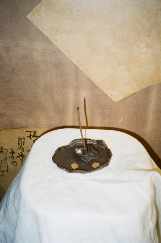 FOUNTAIN INCENSE HOLDER WITH GOLD PAINTING + INCENSE STICKS