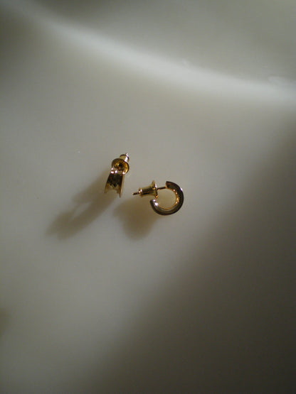 CURVED GOLD SMALL EARRINGS