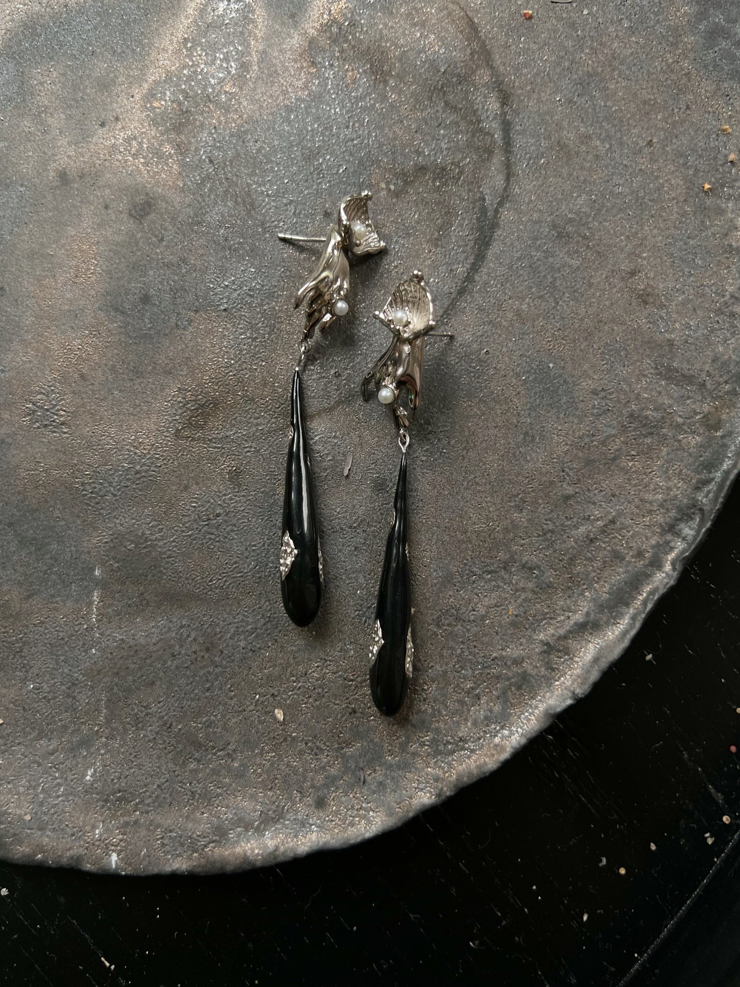 HAND EARRINGS WITH ENAMEL (SILVER)