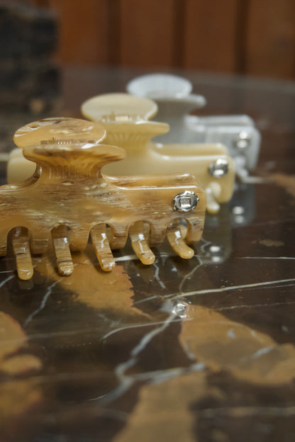 SHELL HAIR CLAW