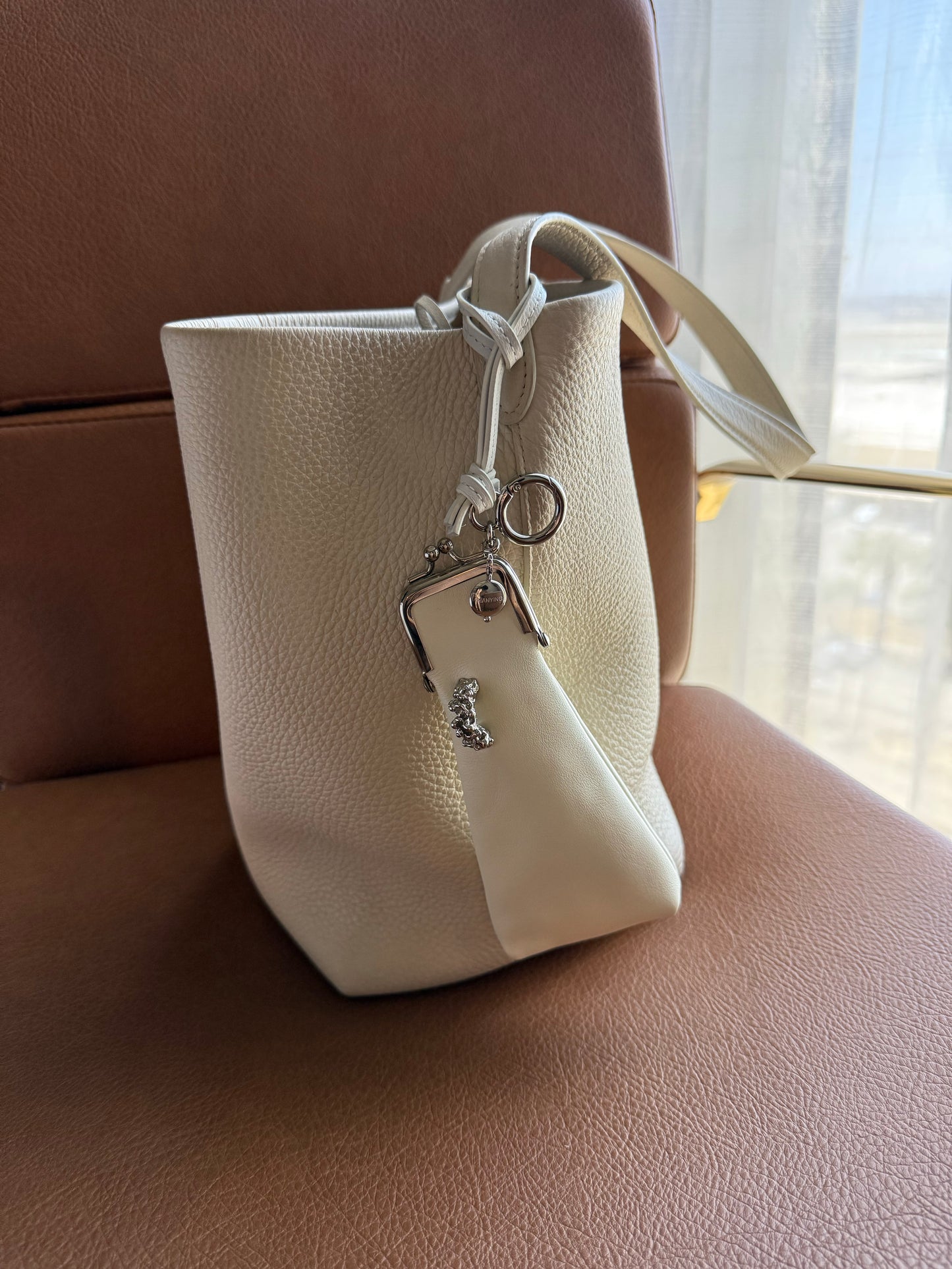 CORAL CLASP WHITE COWHIDE COIN PURSE / CHARM