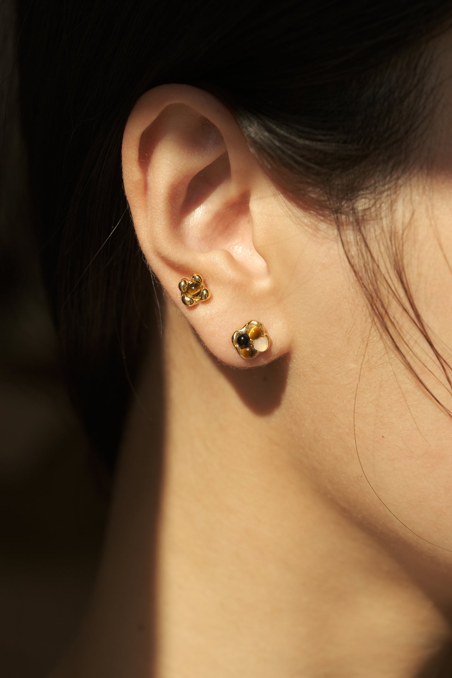 TRICOLOR FLORAL STUD EARRINGS