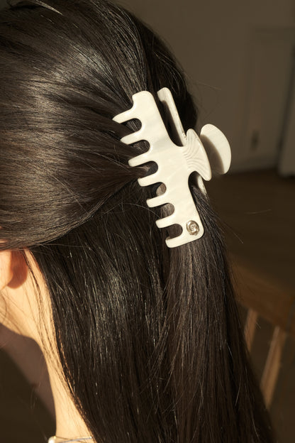 SHELL HAIR CLAW