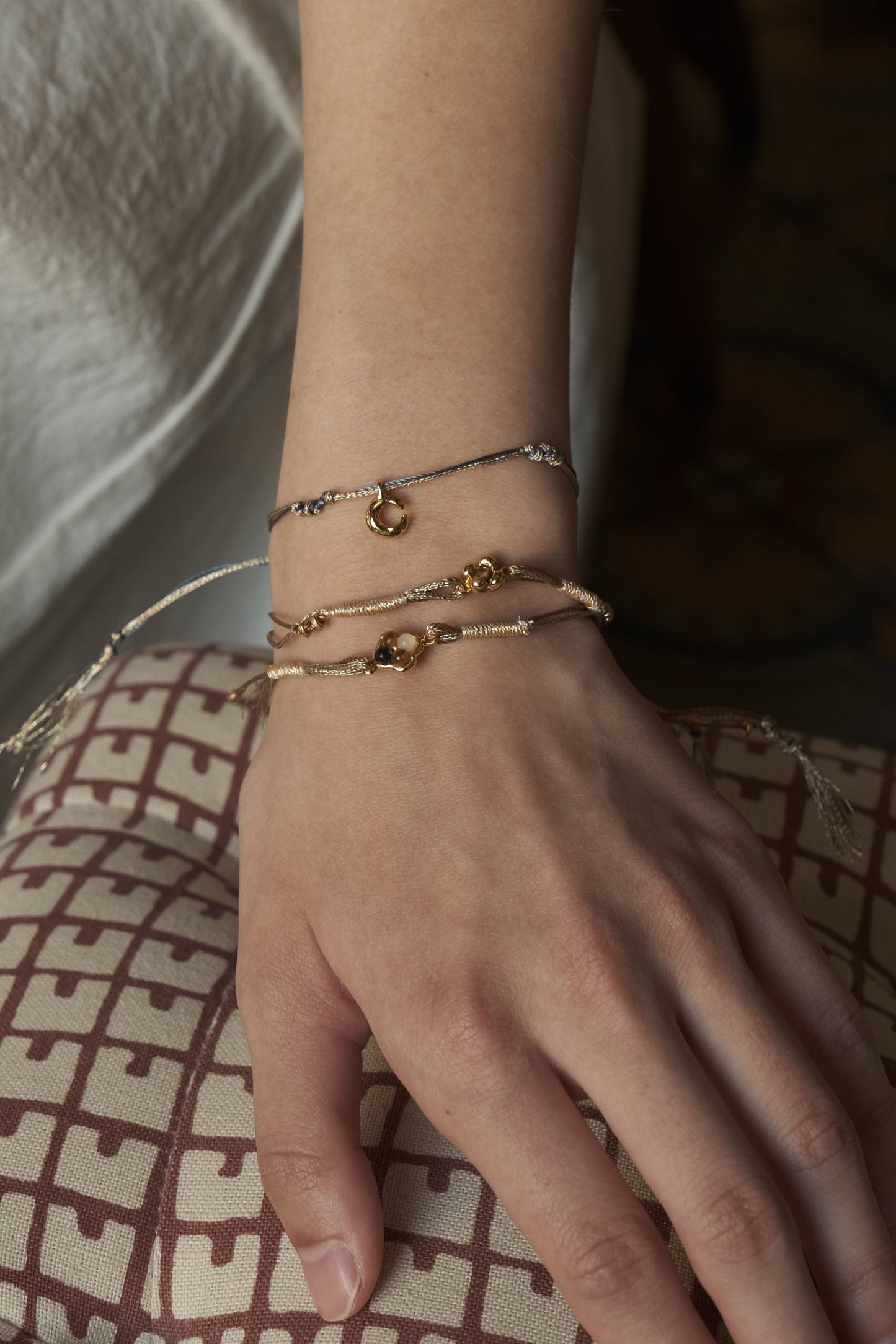 DOUBLE-LAYER TRICOLOR FLORAL BRAIDED BRACELET