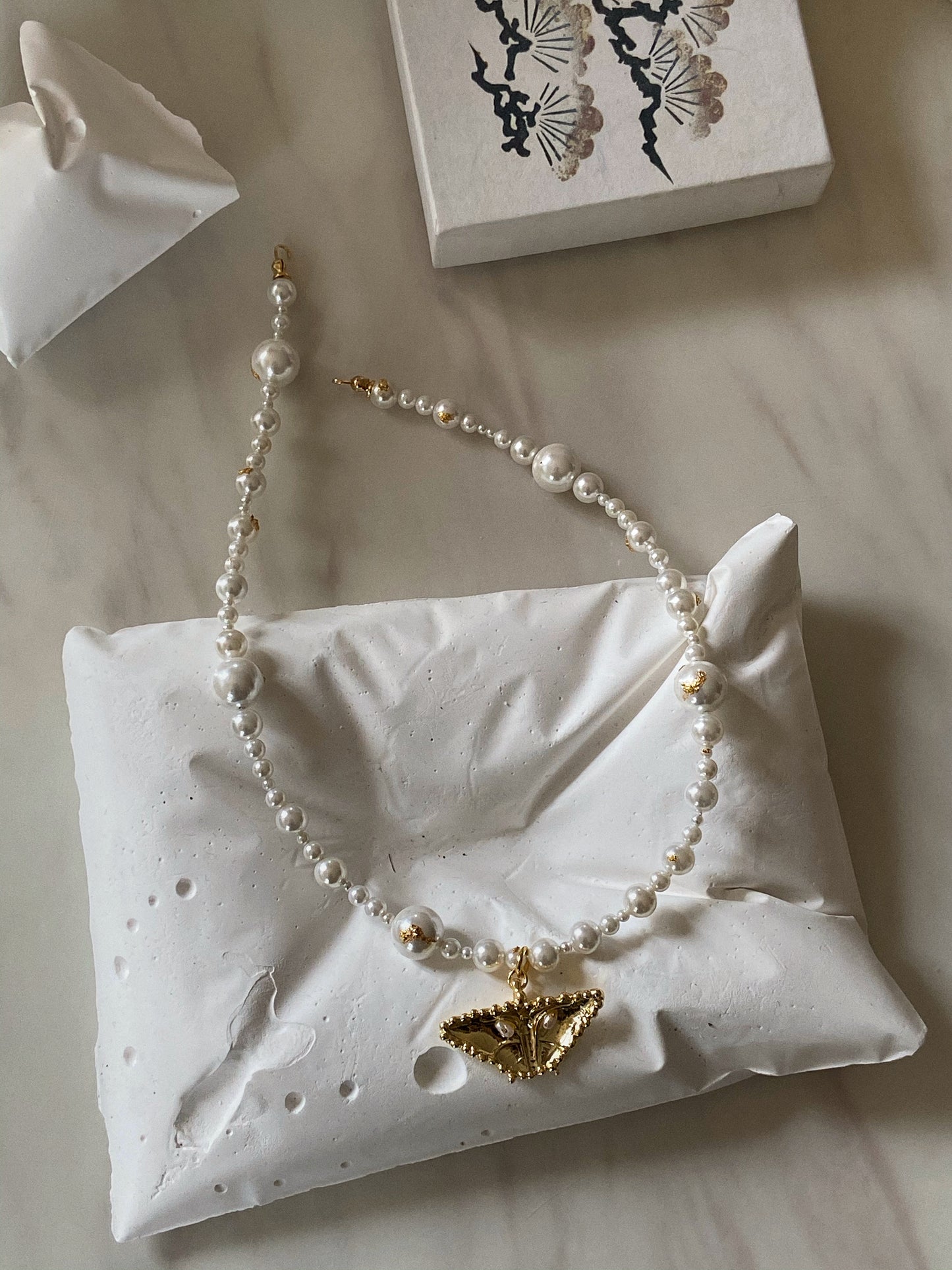 MOTH NECKLACE WITH PEARL CHAIN