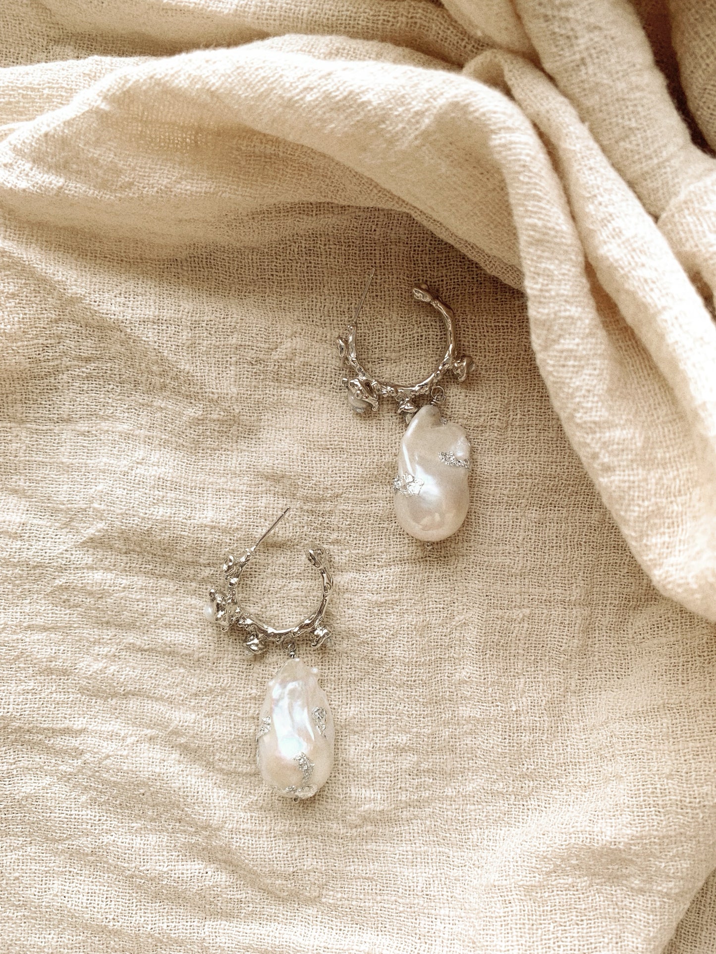 SILVER FLORAL EARRINGS WITH BAROQUE PEARLS