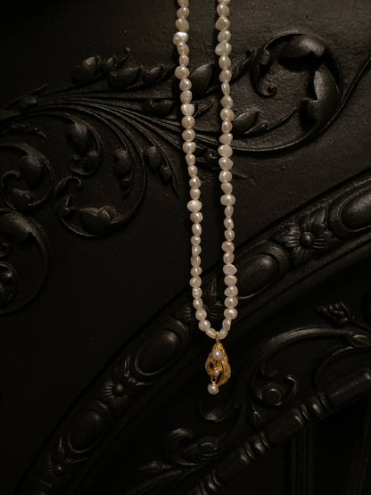 GOLD HAND WITH GOLD-INLAID PEARL NECKLACE