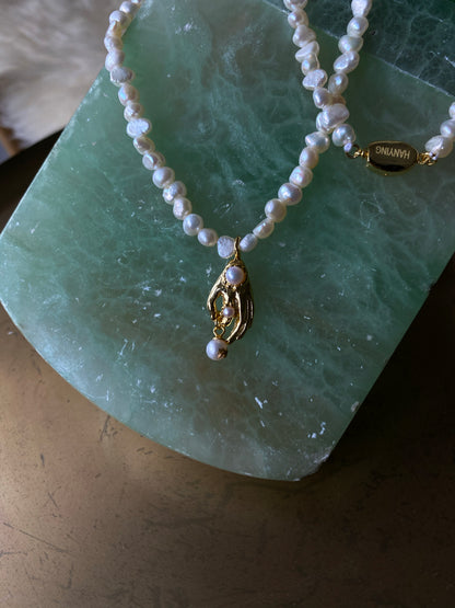 GOLD HAND WITH GOLD-INLAID PEARL NECKLACE