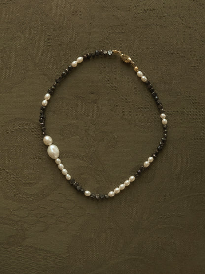 BLACK AND WHITE PEARL NECKLACE