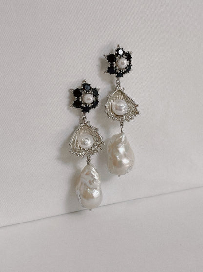 BLACK ZIRCON FLORAL EARRINGS (SILVER)