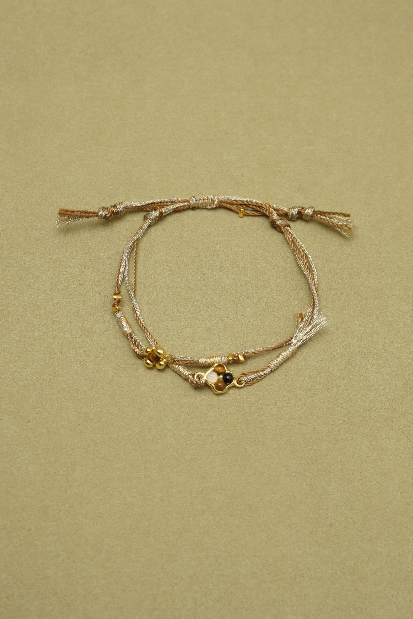 DOUBLE-LAYER TRICOLOR FLORAL BRAIDED BRACELET