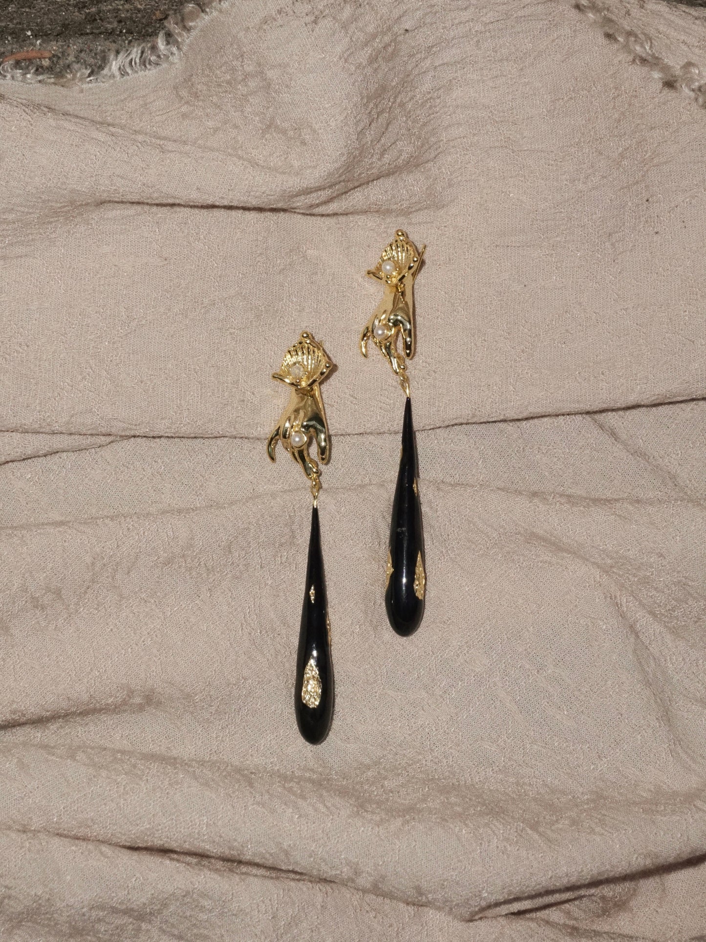 HAND EARRINGS WITH ENAMEL (GOLD)