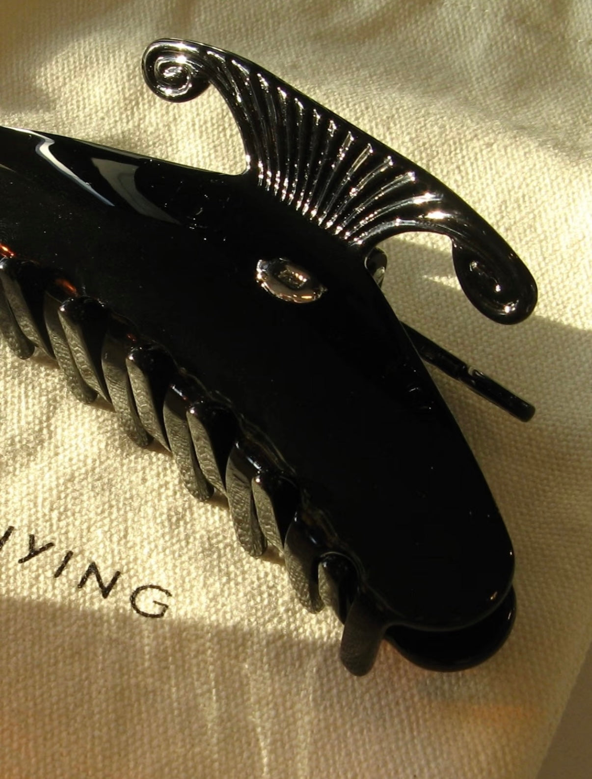 BLACK MERMAID CLAW CLIP