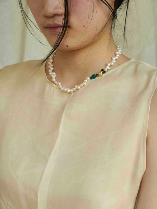 PEARL NECKLACE WITH GREEN CRYSTAL