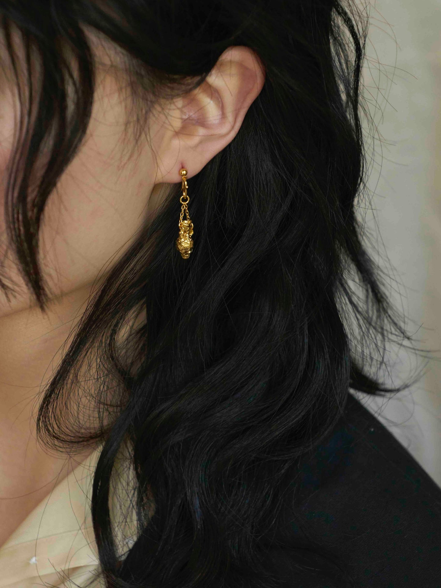 BUD VASE TALISMAN EARRINGS (GOLD)