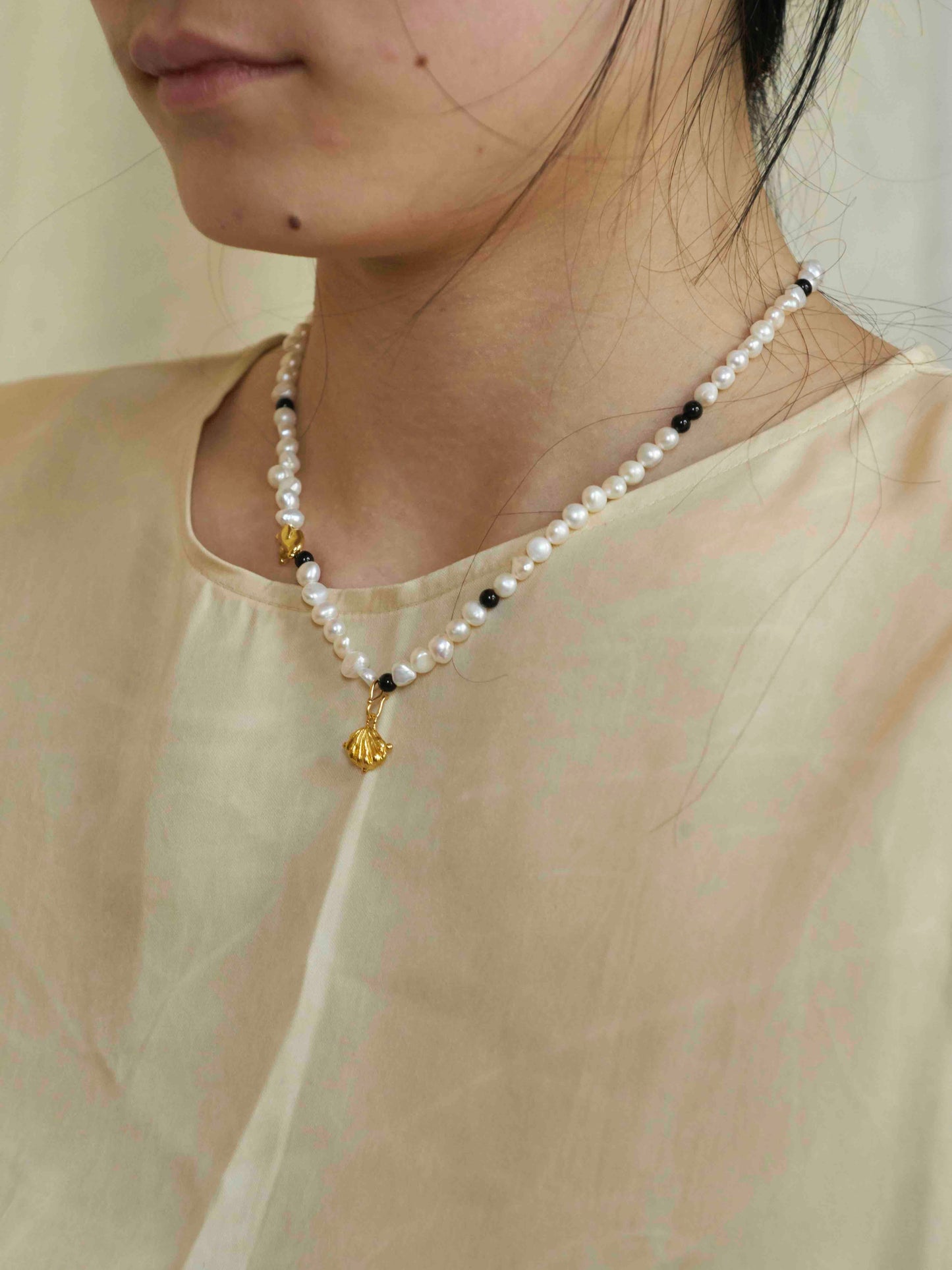 LITTLE SHELL PEARL NECKLACE (GOLD)