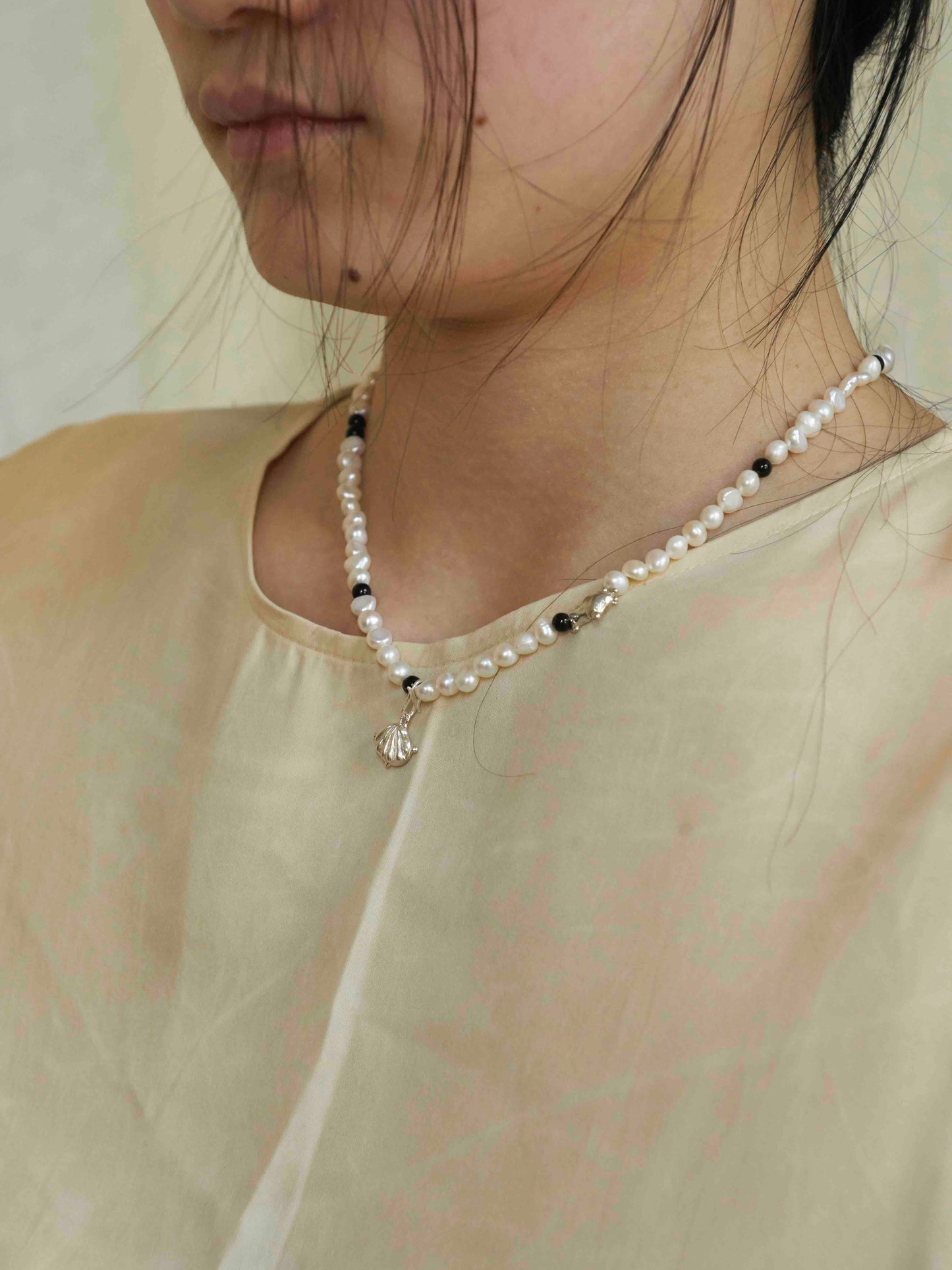 LITTLE SHELL PEARL NECKLACE (SILVER)