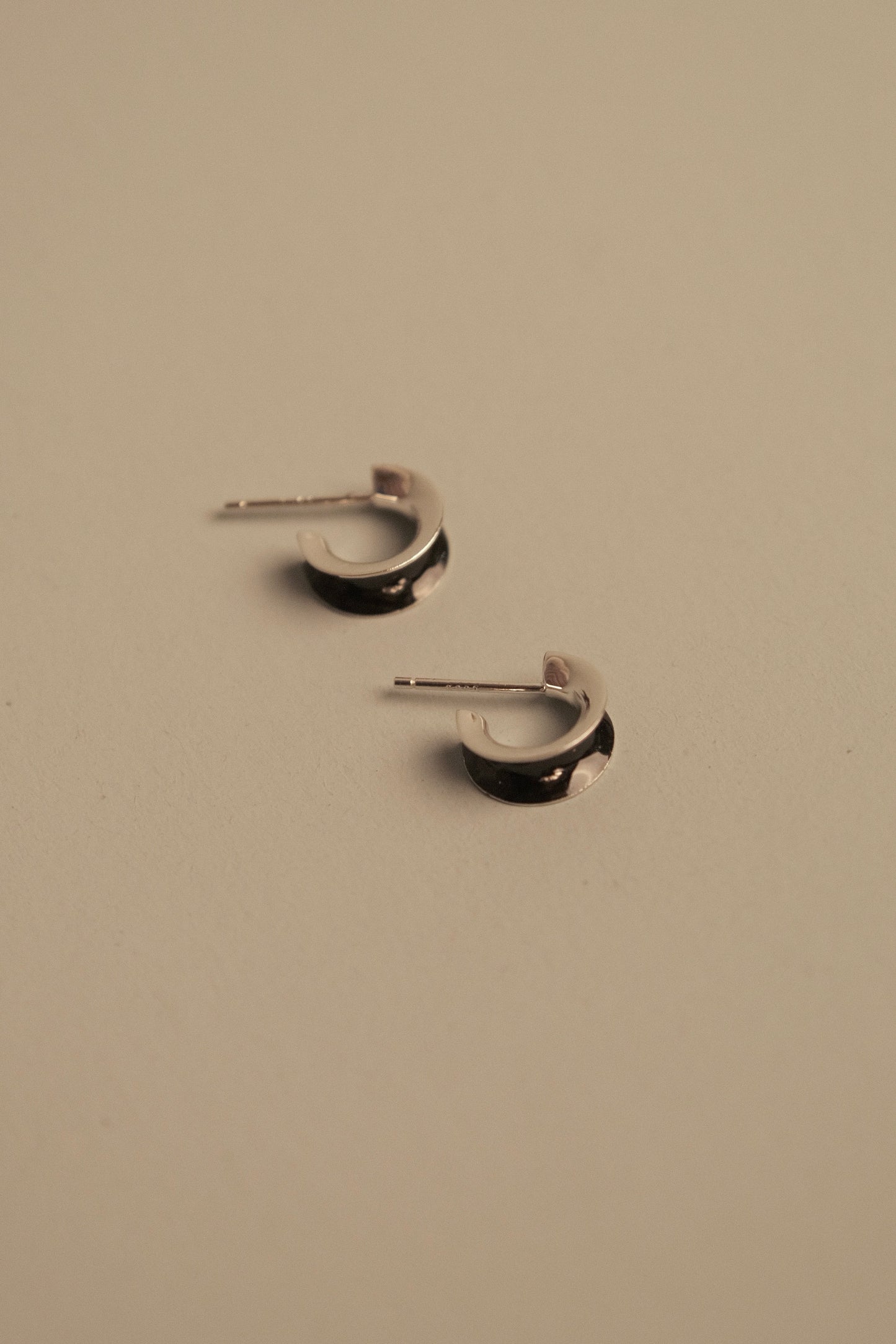 CURVED BLACK ENAMEL SMALL EARRINGS