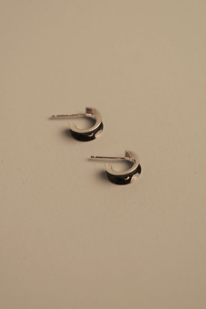 CURVED BLACK ENAMEL SMALL EARRINGS