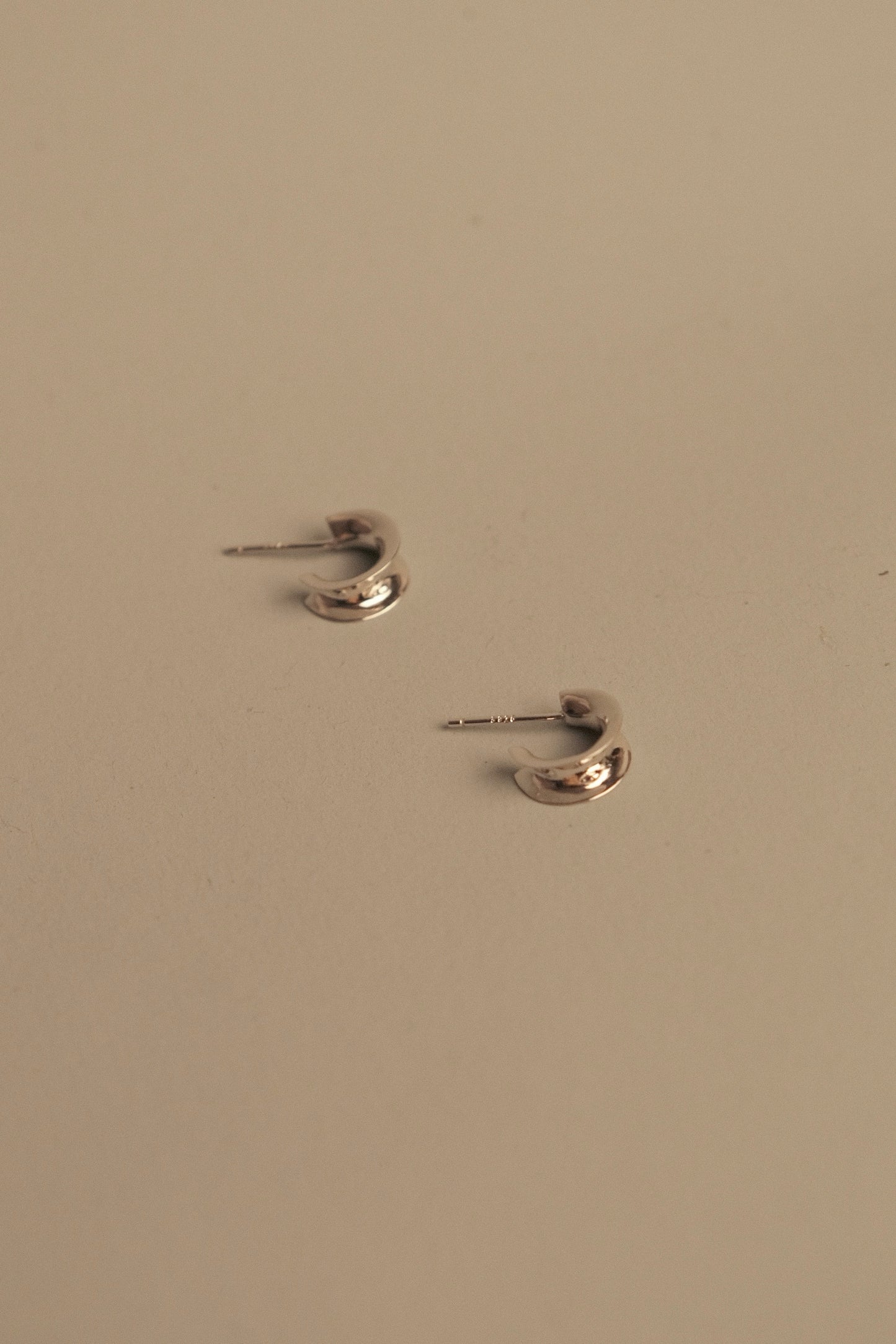 CURVED SILVER SMALL EARRINGS