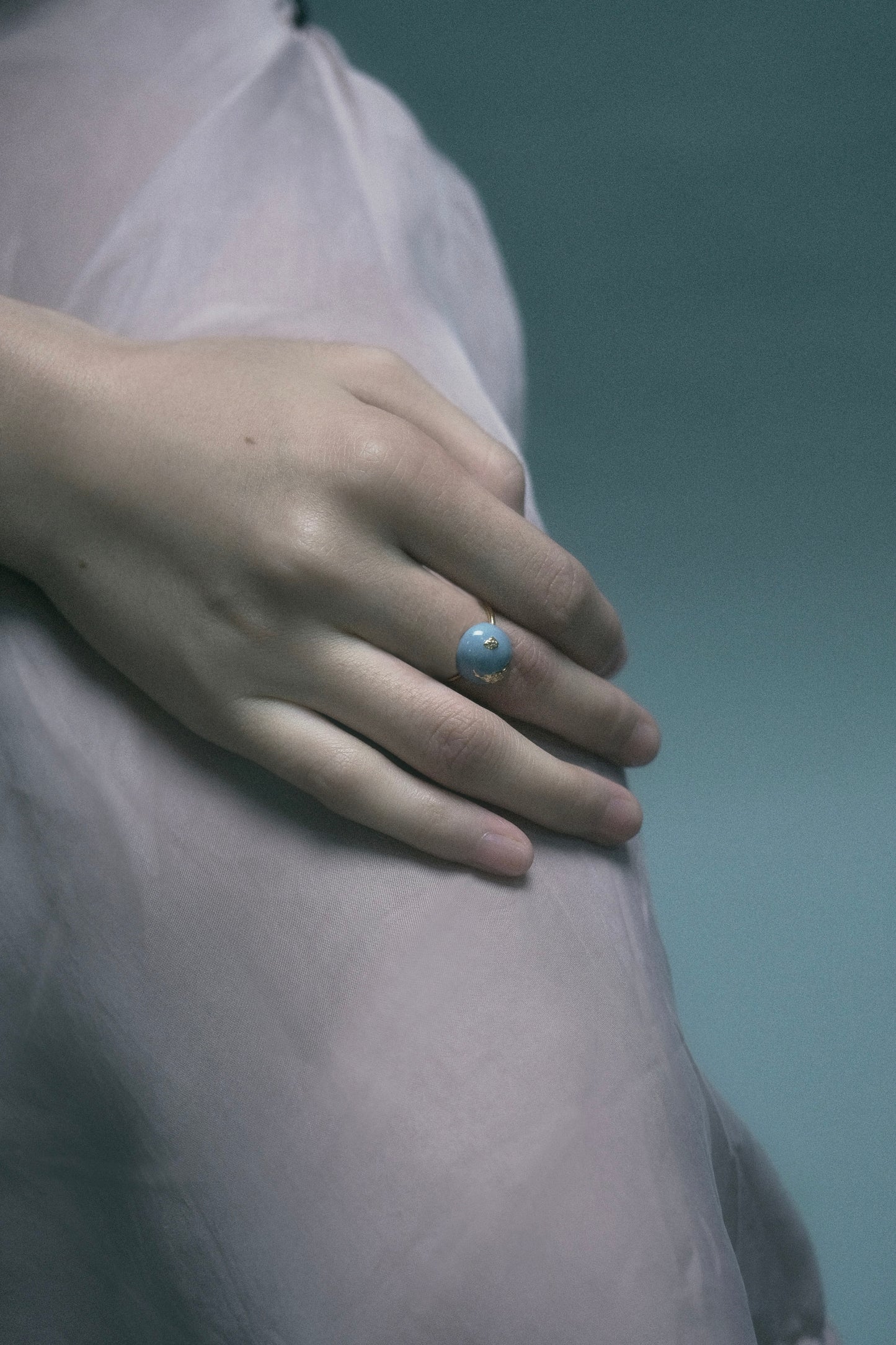 SMALL BUN-SHAPED BLUE ENAMEL RING