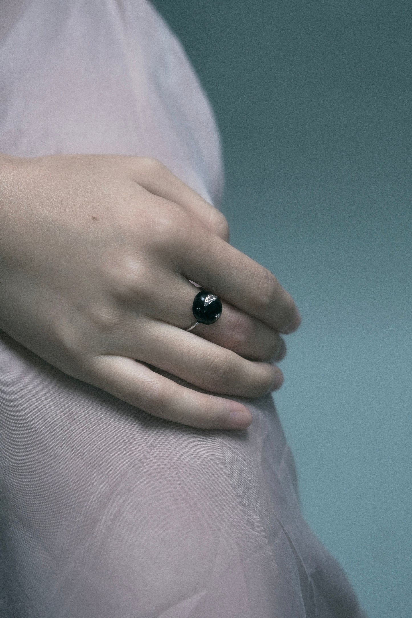 SMALL BUN-SHAPED BLACK ENAMEL RING