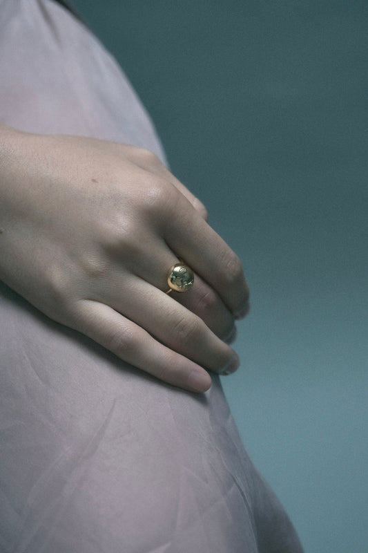 SMALL BUN-SHAPED GOLD ENAMEL RING