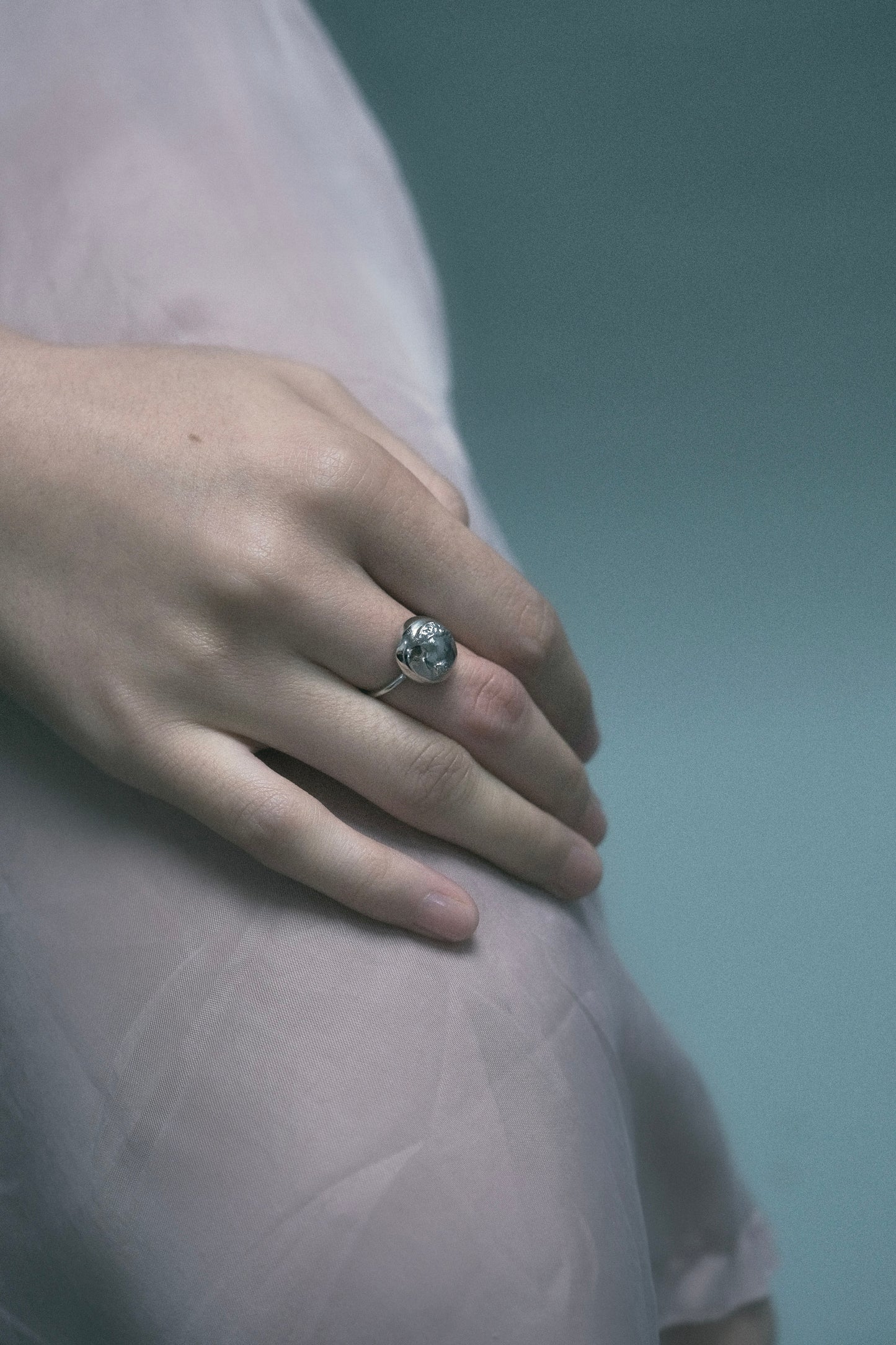 SMALL BUN-SHAPED SILVER ENAMEL RING