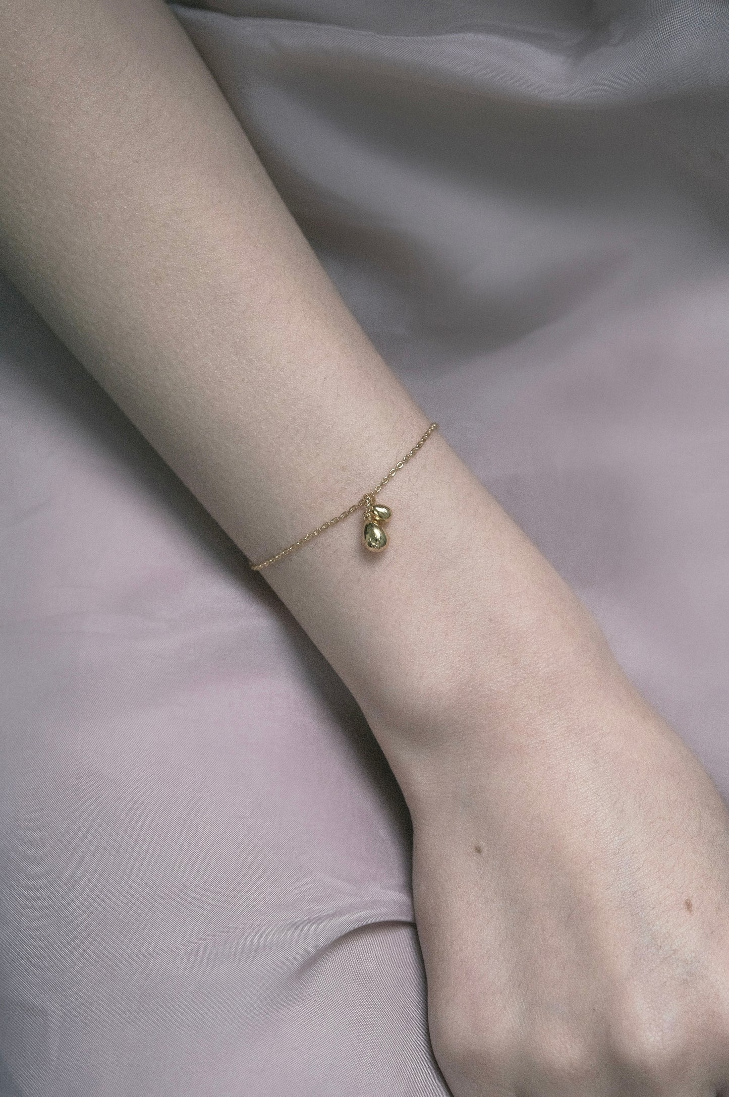 LUCKY ENAMEL BEAN BRACELET (GOLD)