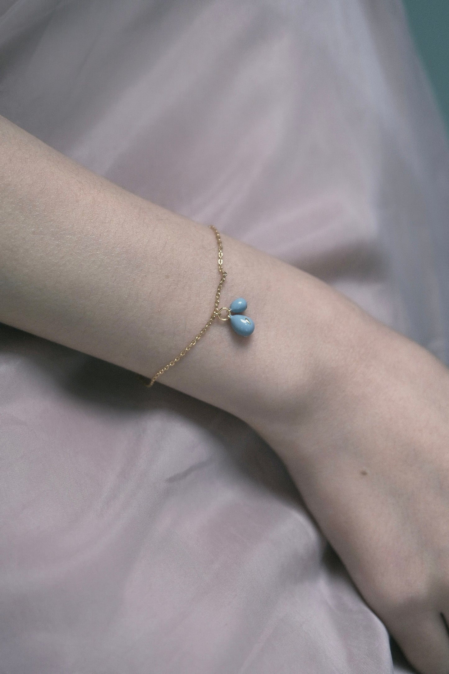 LUCKY ENAMEL BEAN BRACELET (BLUE)