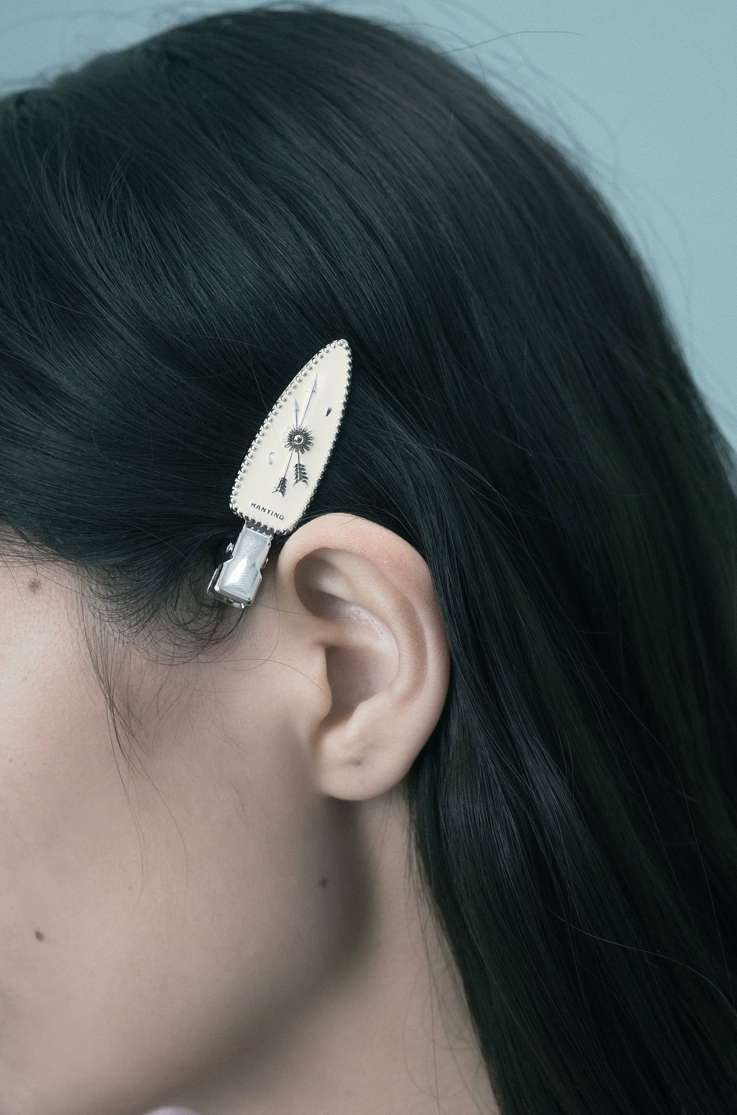 MILKY WHITE ENAMEL ARROW HAIR CLIP