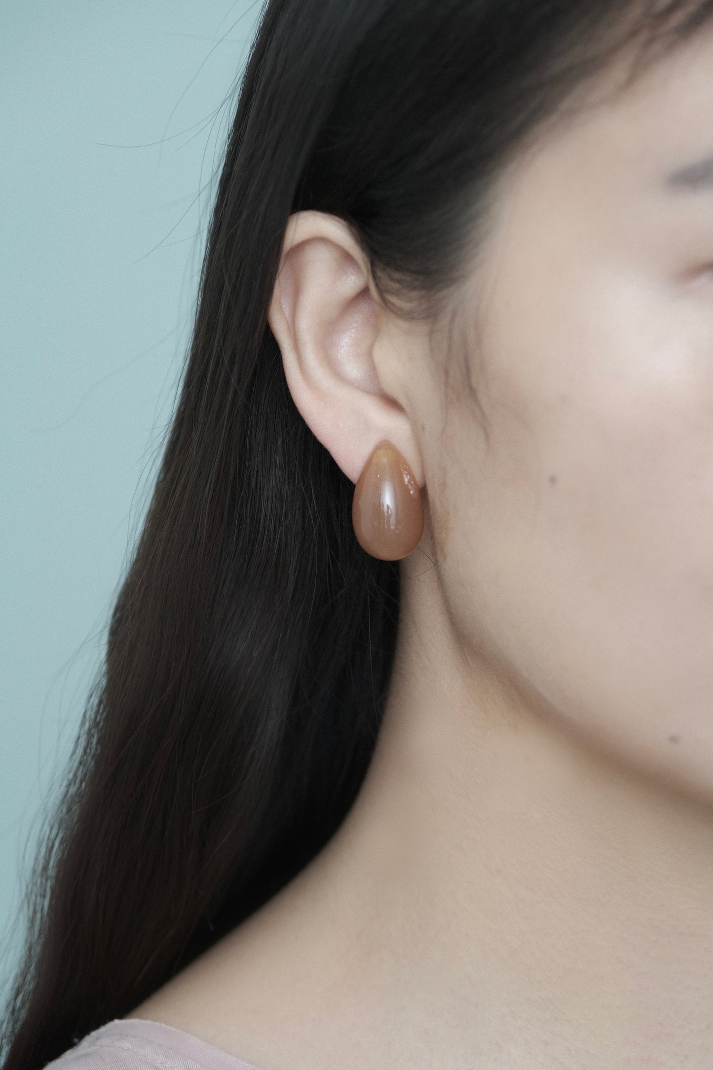 CINNAMON-COLORED RESIN WATER DROP EARRINGS