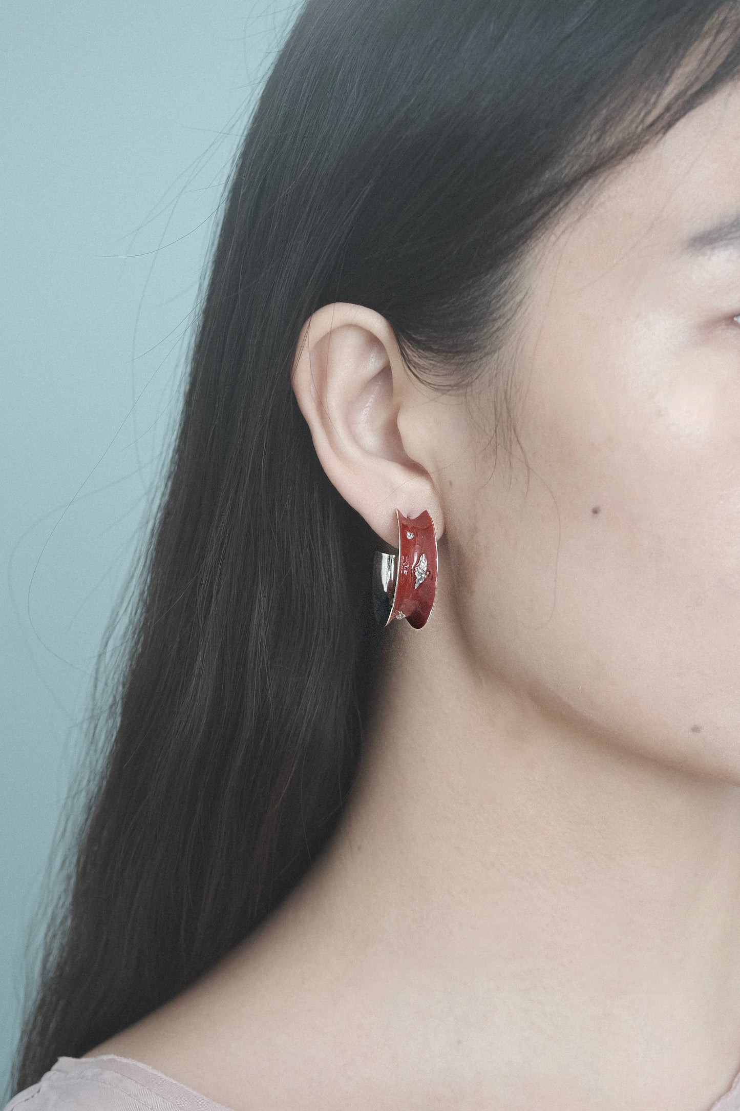 CURVED RED ENAMEL EARRINGS