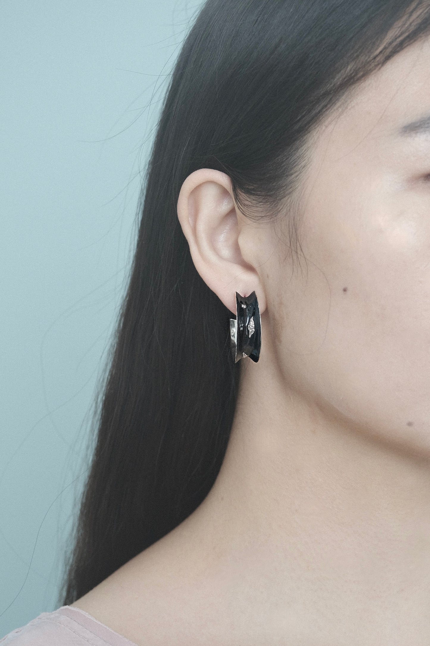 CURVED BLACK ENAMEL EARRINGS