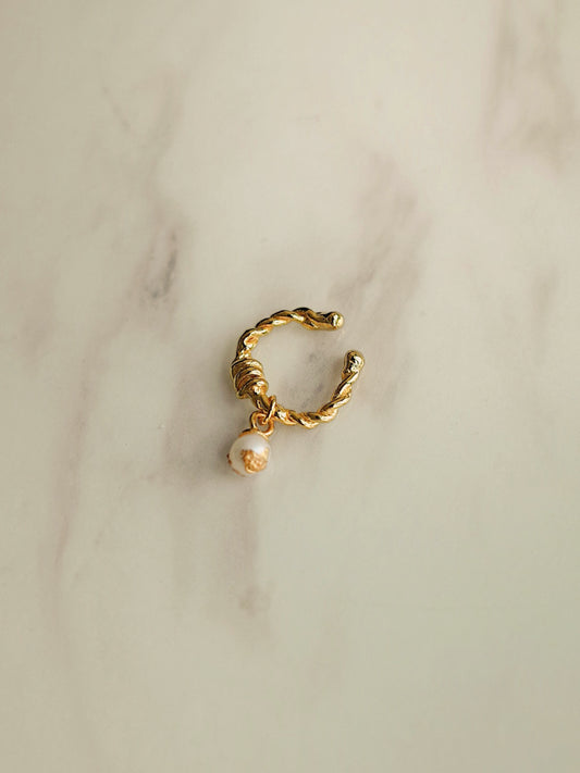 TWISTED GOLD EAR CUFF WITH PEARL